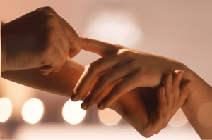 Massage des mains chez Eden et Sens